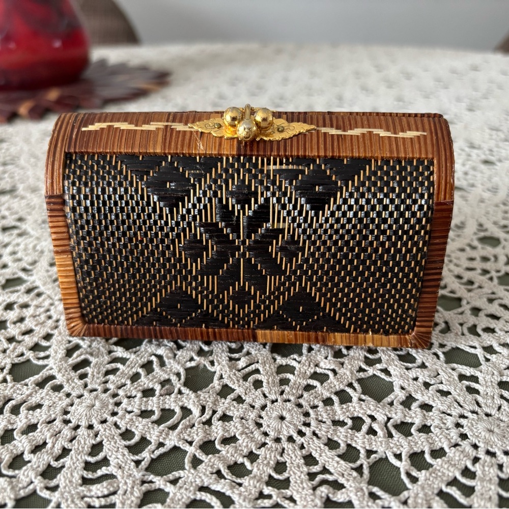 Coin purse rattan bamboo vintage. Inside is very clean!!